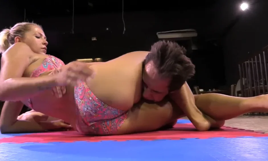 Jenni Czech leg lock