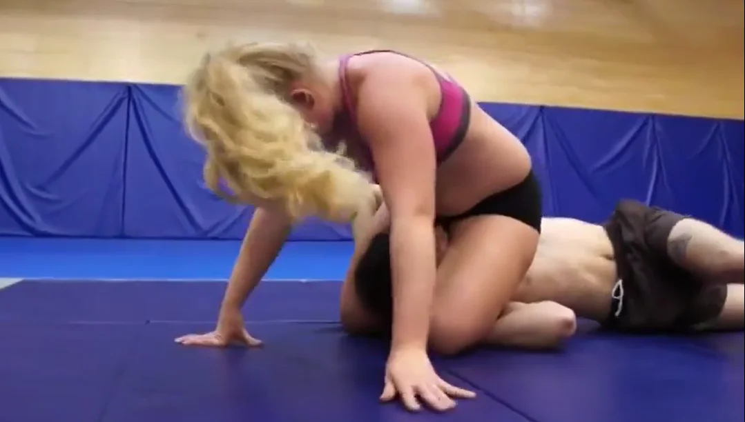 woman mounts man jiu jitsu