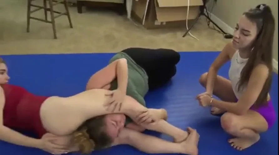 2 girls wrestle fat girl