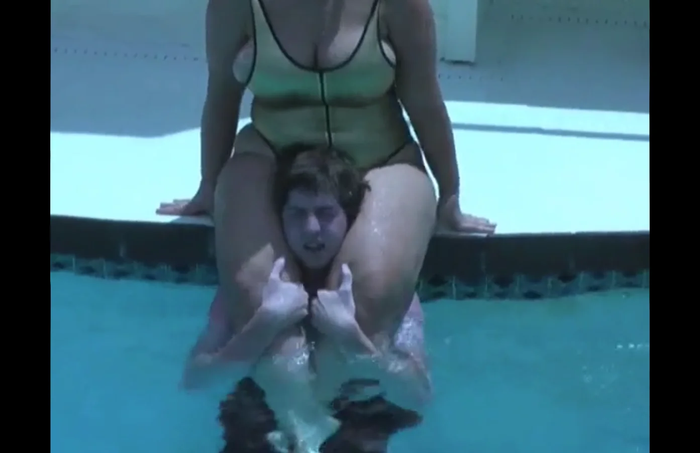 fun headscissor challenge in the pool