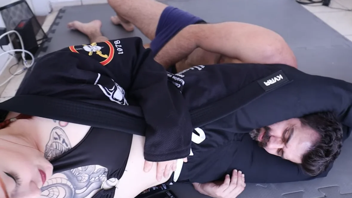 triangle hold with headscissor jiu jitsu